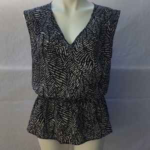 Black & white sleeveless top. Sz M